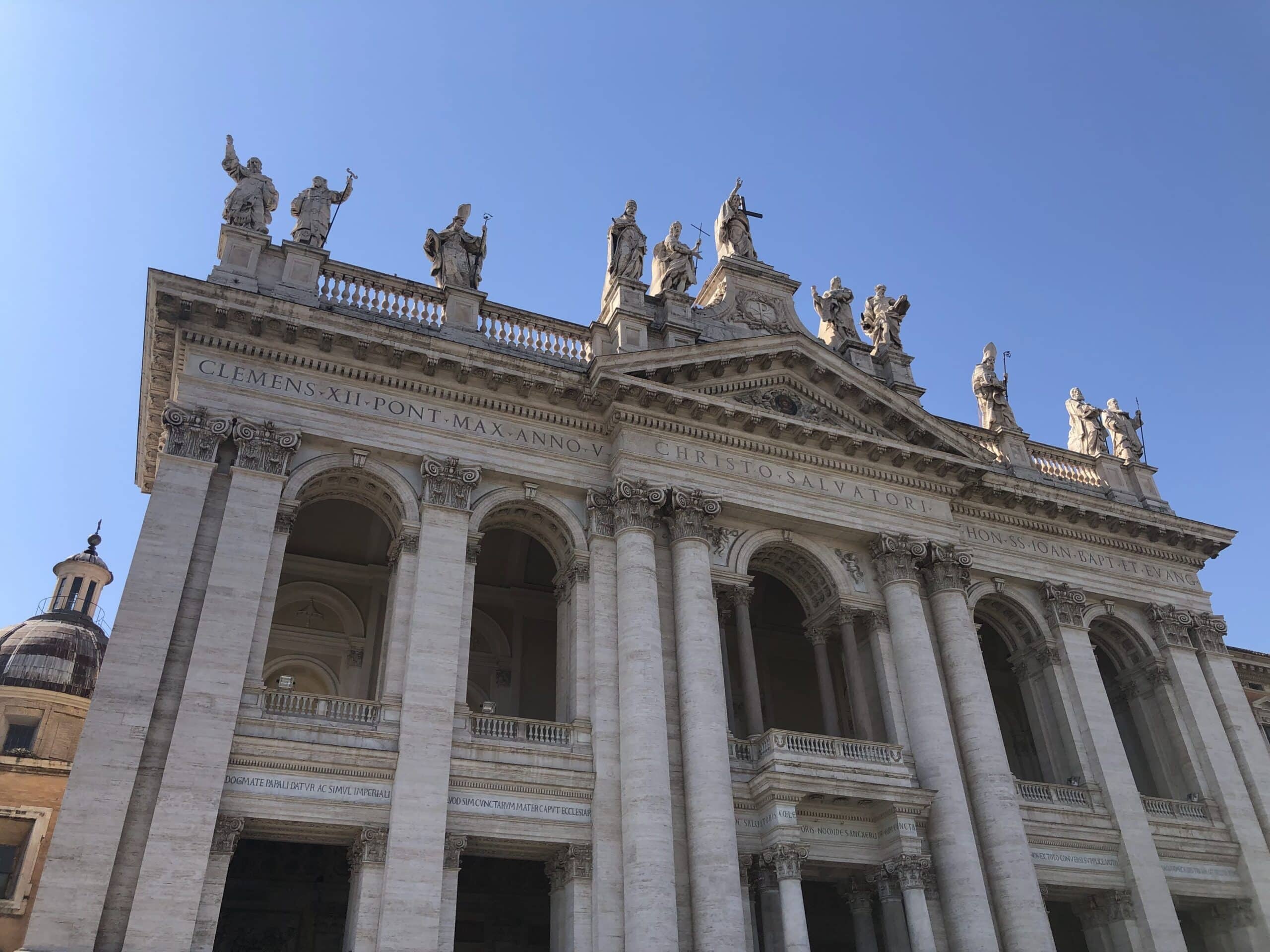 San Juan de Letrán, una de las 4 Basílicas principales en Roma. Descubre las 10 imperdibles iglesias católicas en Roma.