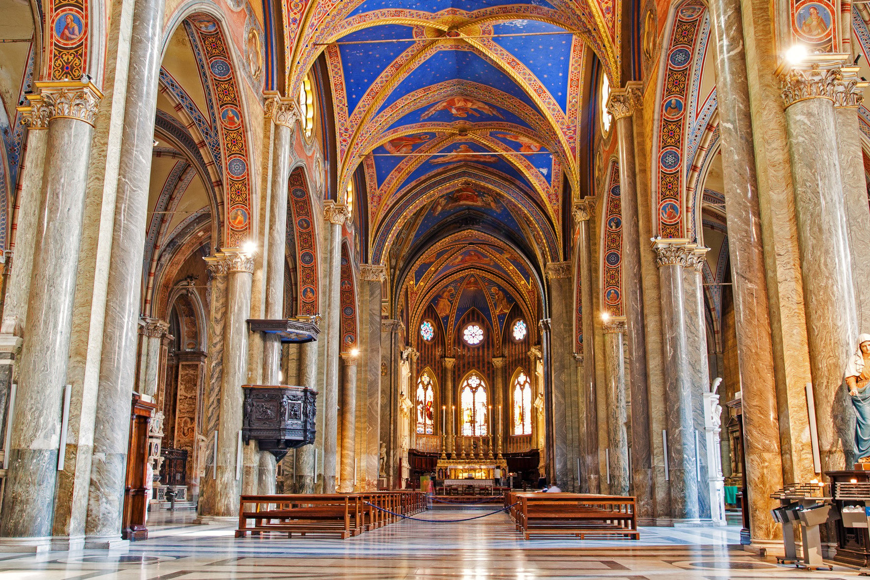 Santa Maria Sopra Minerva, the church that houses the body of St. Catherine of Siena and the forearm of St. Thomas Aquinas. Discover the 10 must-see churches in Rome.