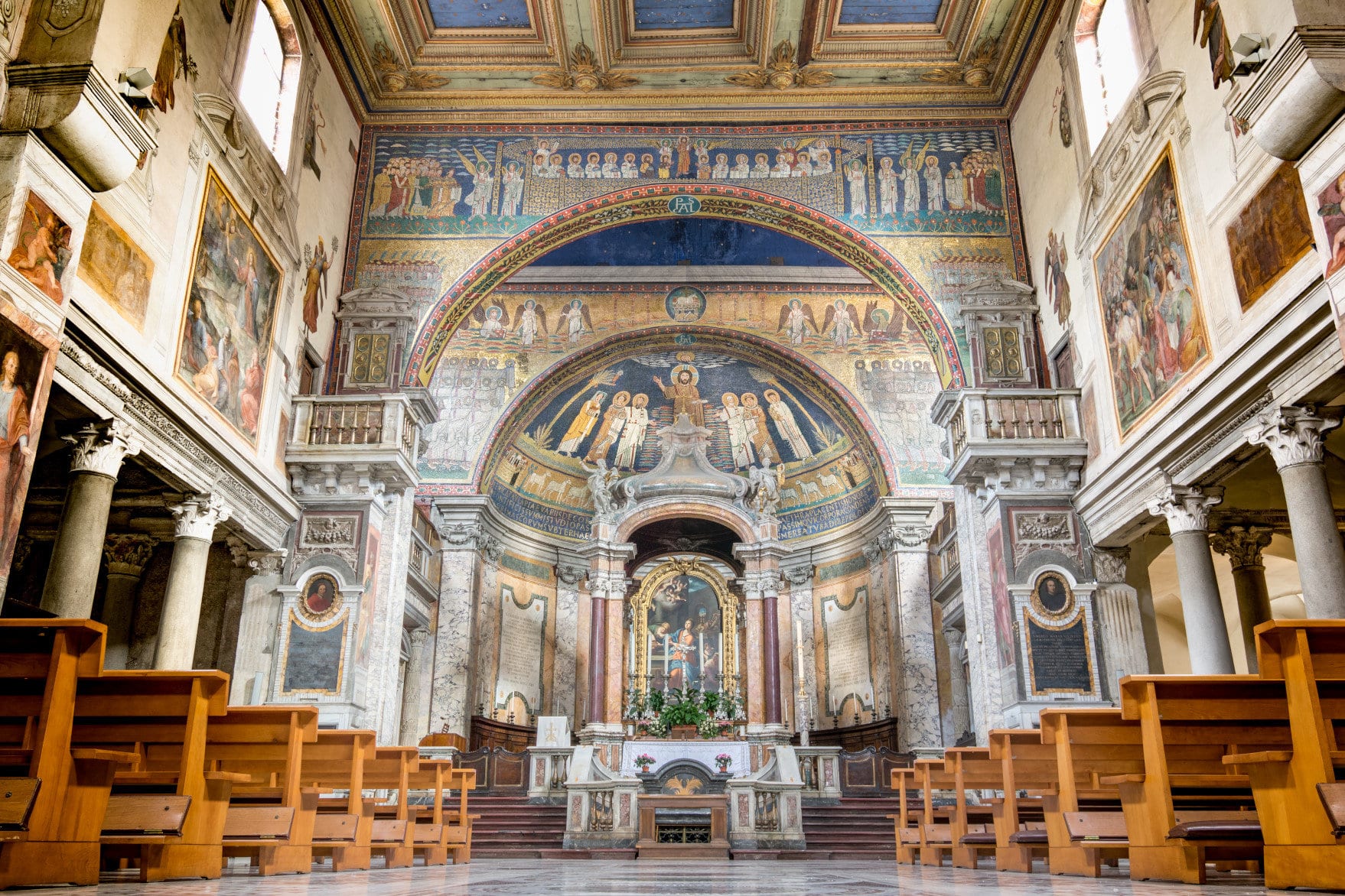 Basilica di Santa Prassede, the church that contains the remains of the pillar of the flagellation of Jesus. Discover the 10 must-see churches in Rome.