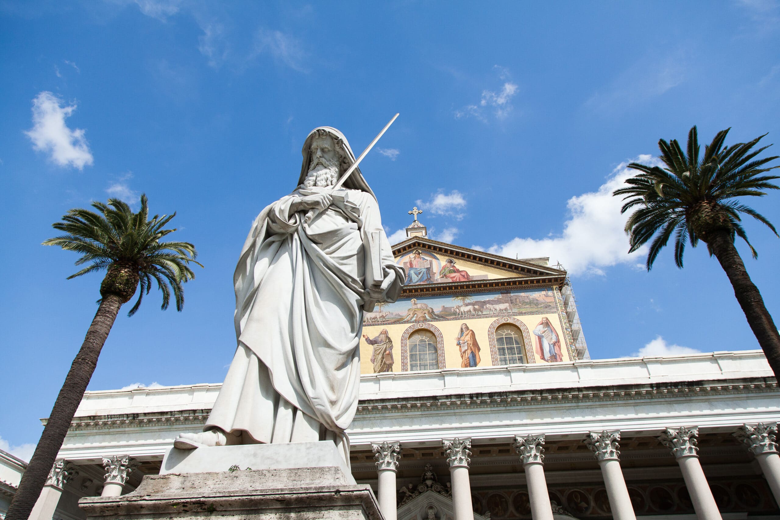 Visita San Pablo extramuros, una de las 4 Basílicas principales en Roma. Descubre las 10 imperdibles iglesias católicas en Roma.