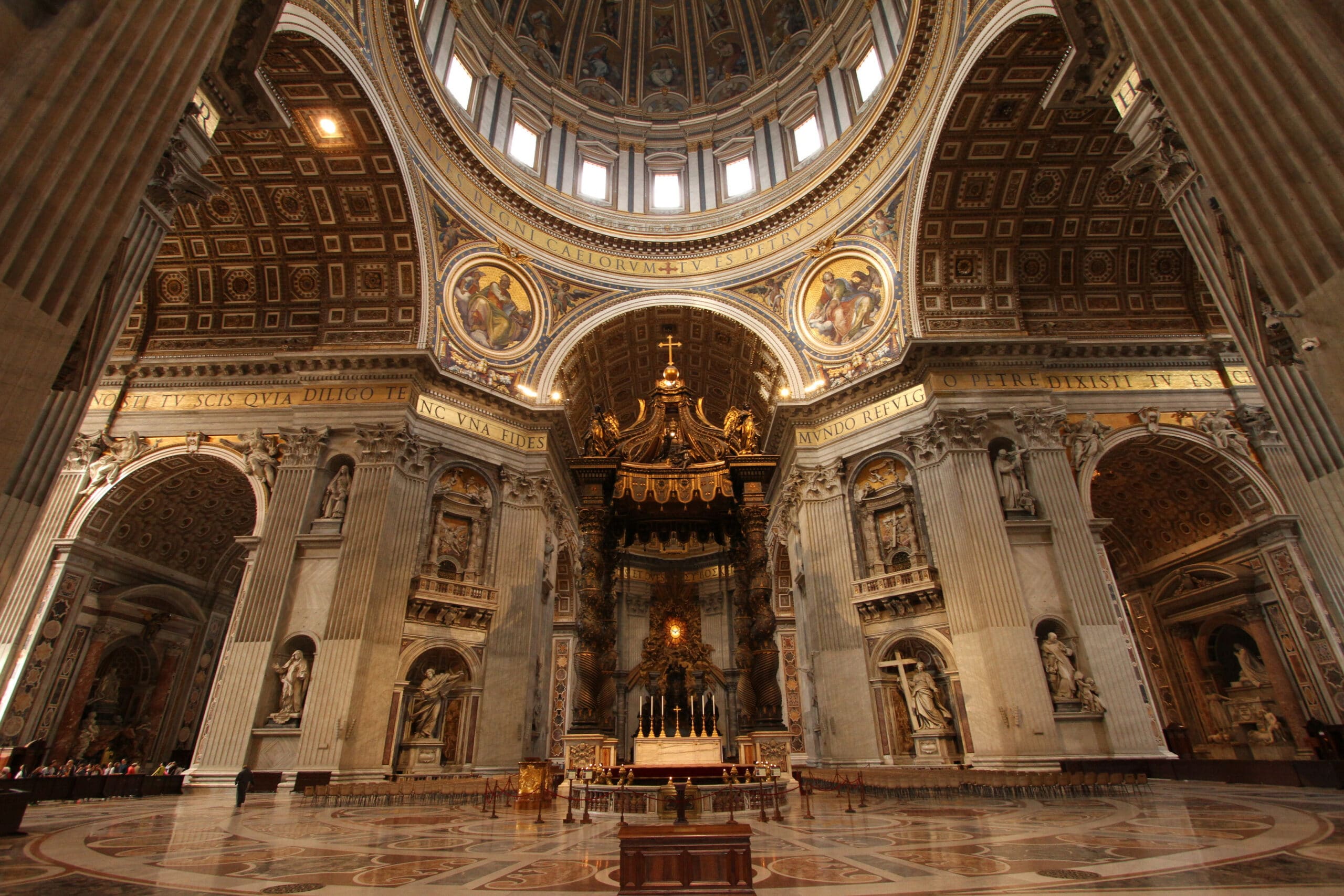 Descubre el interior de la Basílica de San Pedro en la Ciudad del Vaticano, y las 10 imperdibles iglesias católicas en Roma.