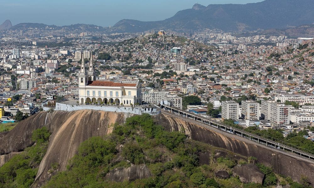 Vista aérea escalinata de la Basílica de la Penha en Río de Janeiro