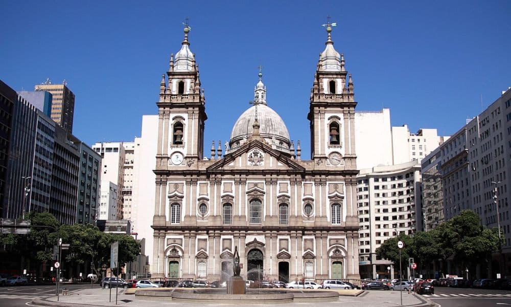 fachada barroca de la Iglesia de la Candelaria en Río de Janeiro
